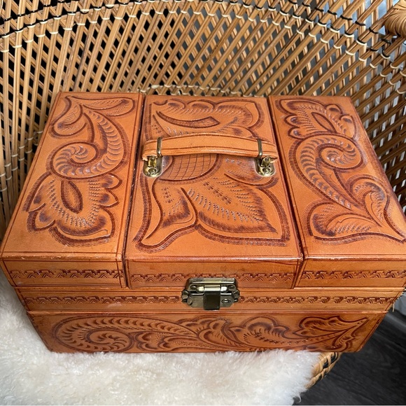 Vintage Embossed Leather Jewelry Box - Picture 2 of 9